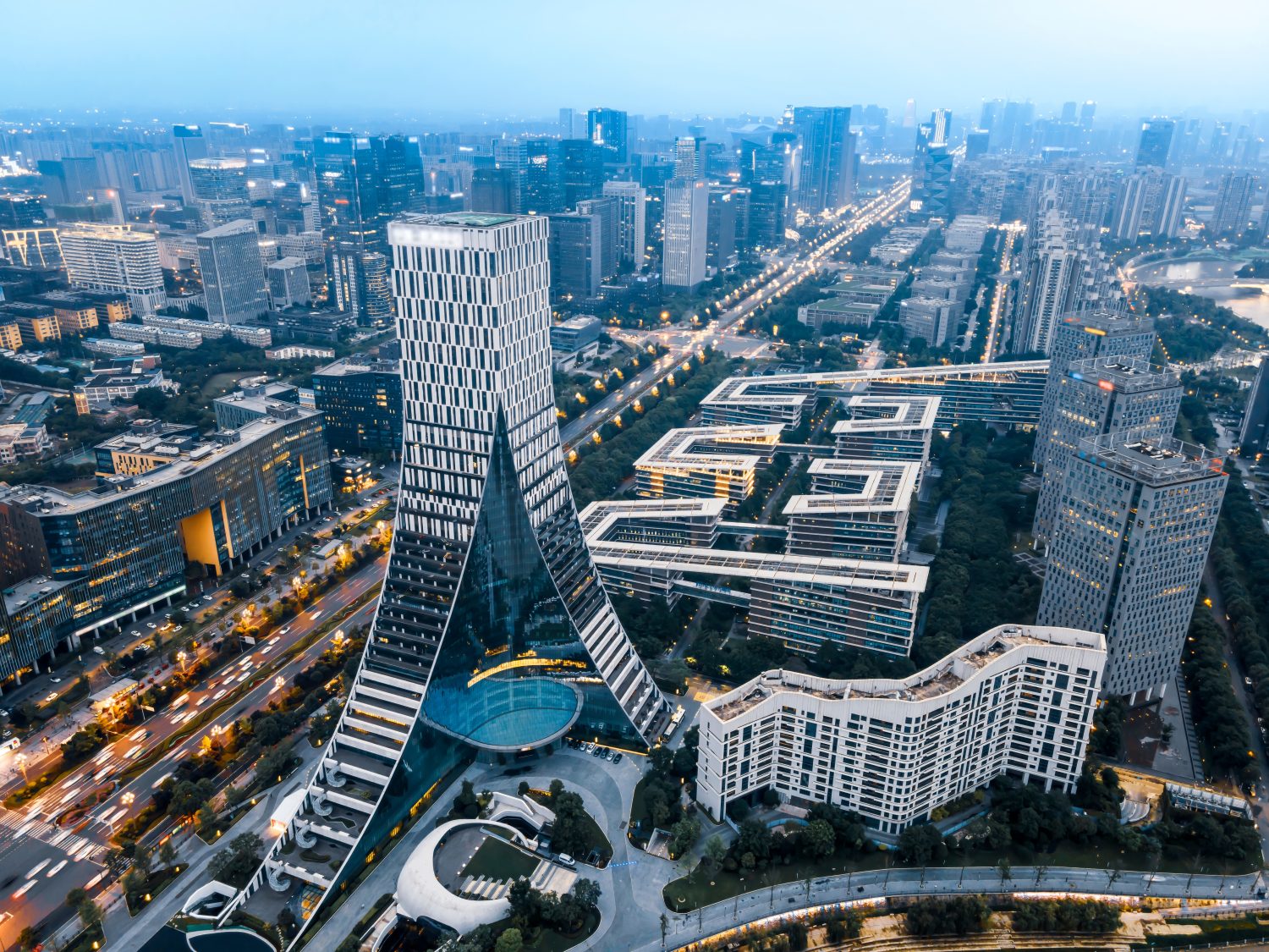 Vista notturna di fotografia aerea di edifici moderni a Chengdu Hig