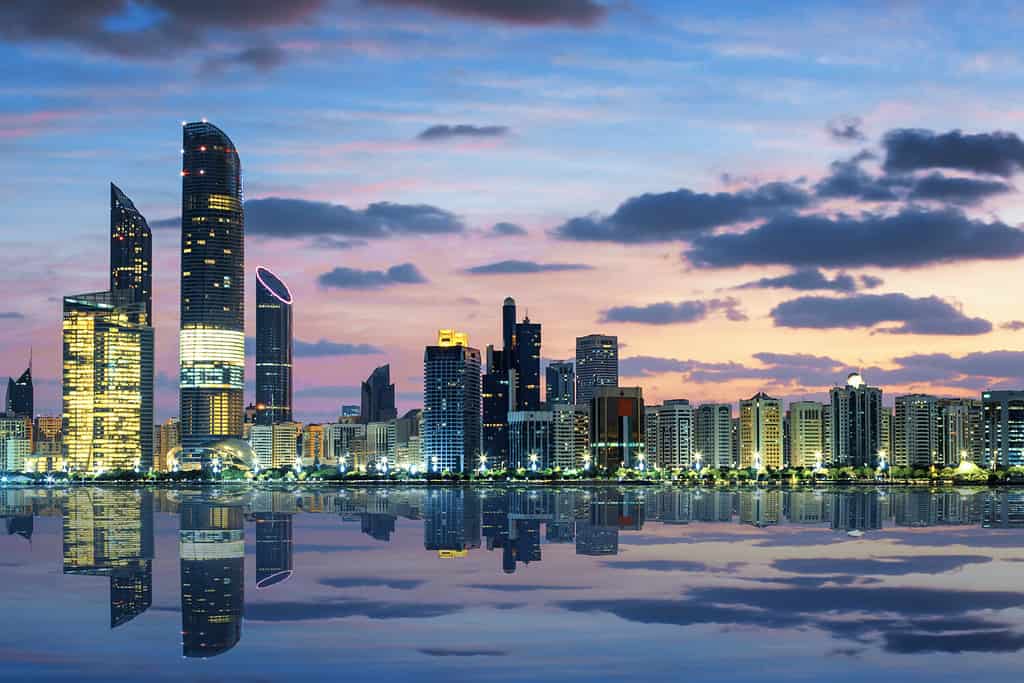 Vista dello skyline di Abu Dhabi al tramonto, Emirati Arabi Uniti