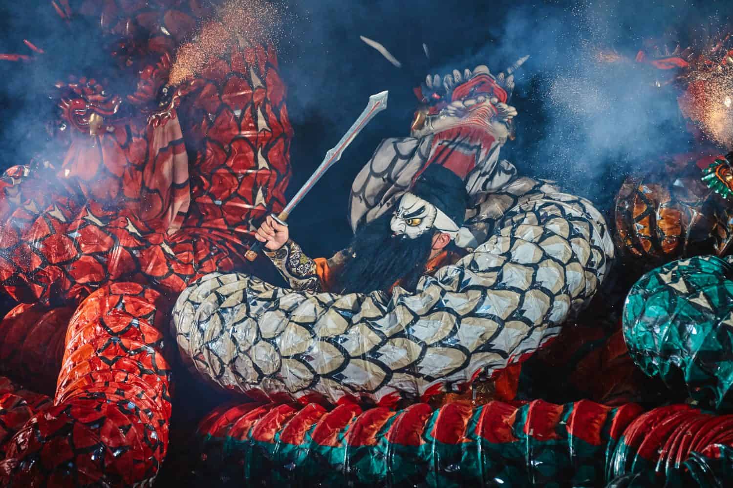 Un samurai giapponese che combatte contro Yamata no Orochi (il leggendario drago giapponese a 8 teste e 8 code) in uno spettacolo di Kagura
