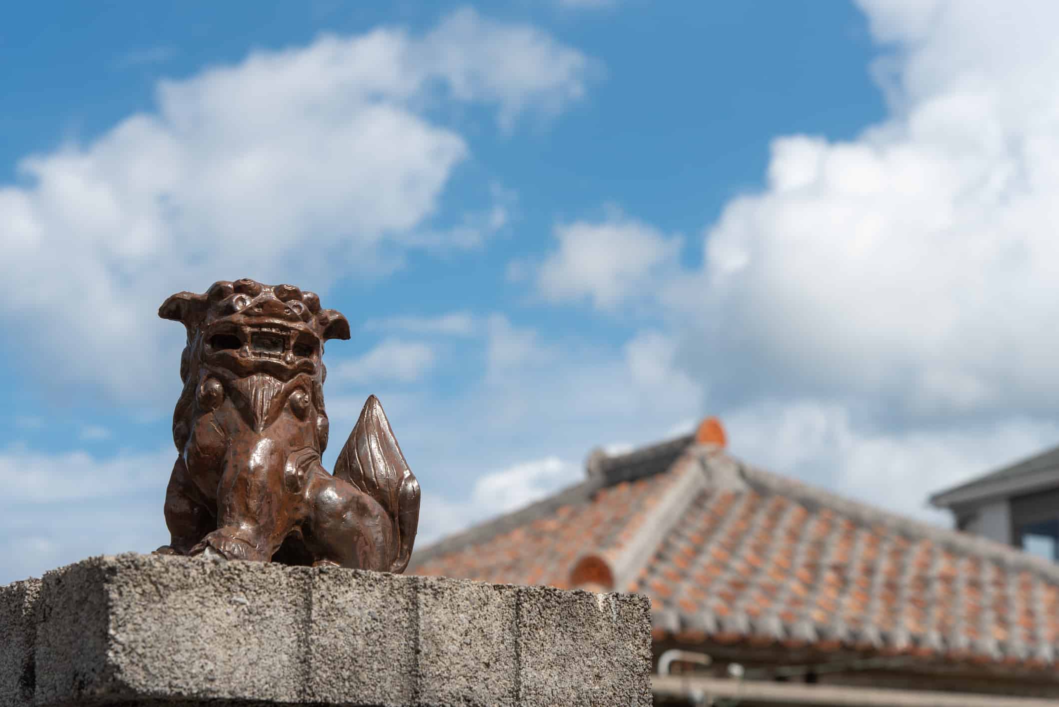 Il talismano shisa di Okinawa e il tetto di una vecchia casa popolare