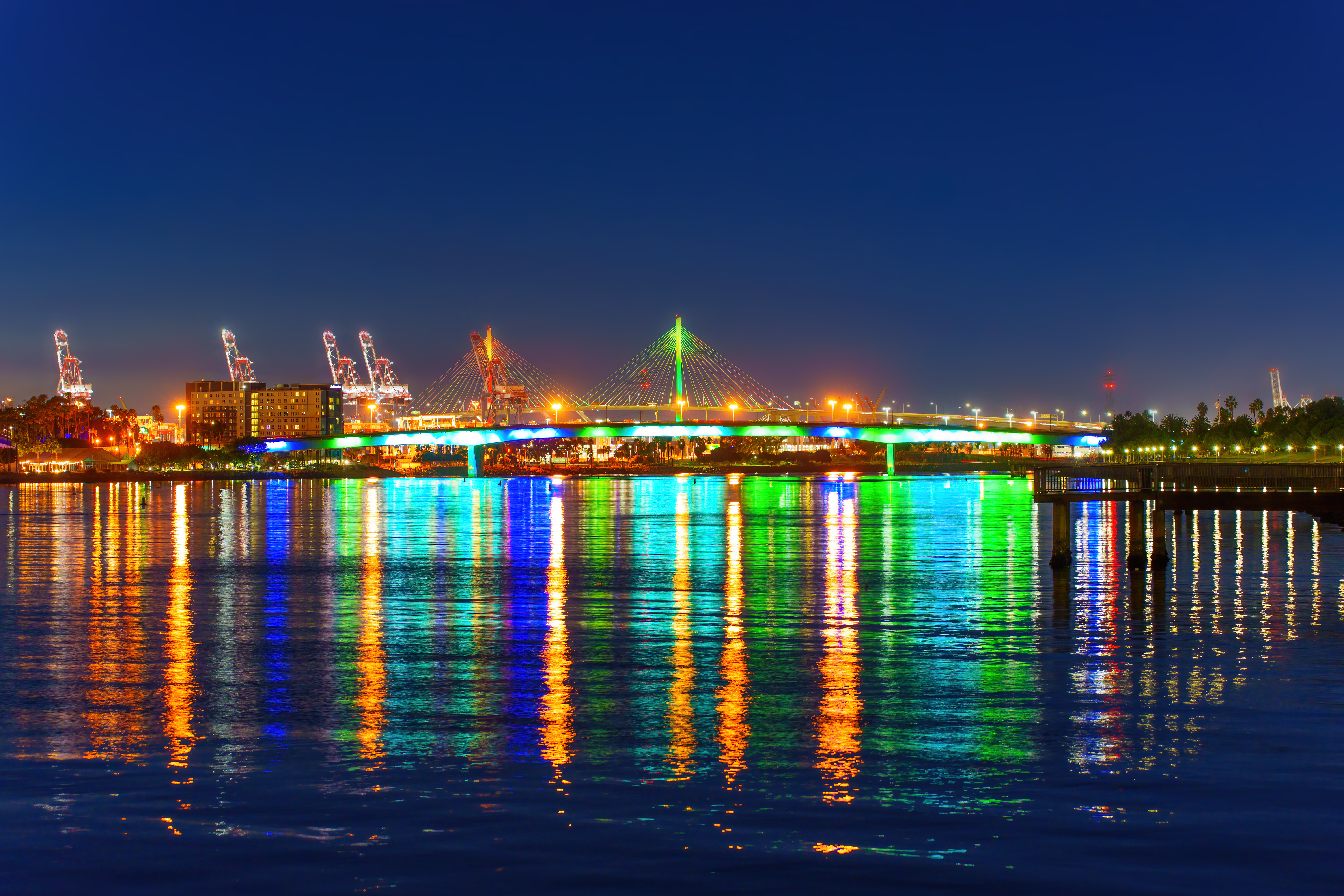 Ponte Queensway illuminato di notte a Long Beach, California