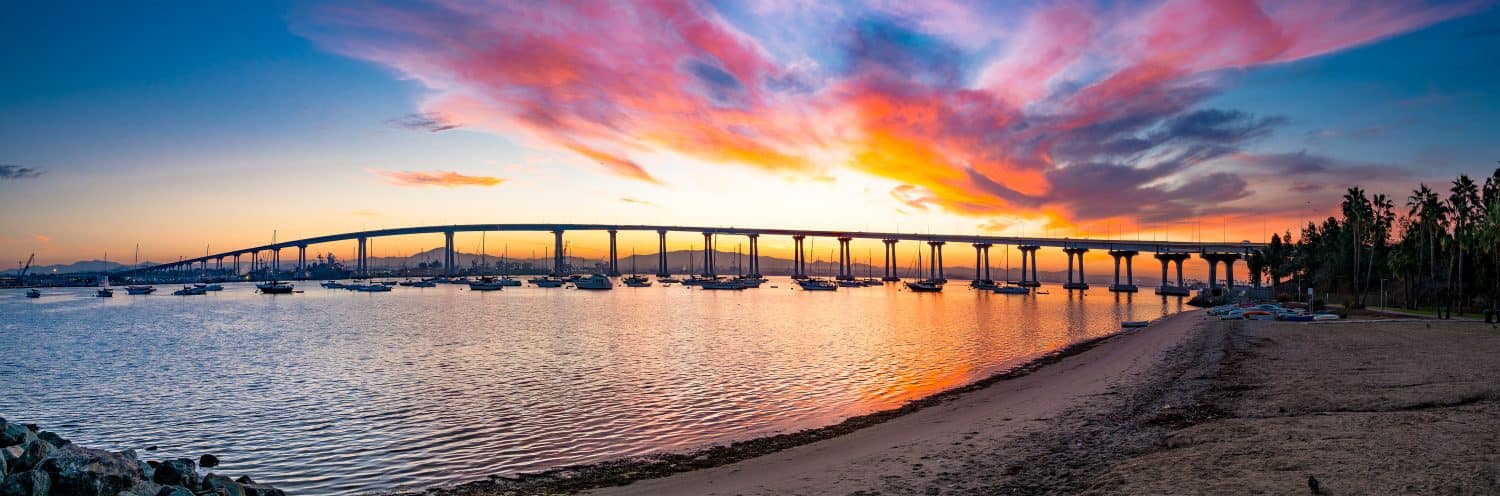 Panorama dell'alba del ponte Coronado.  San Diego, California, Stati Uniti.