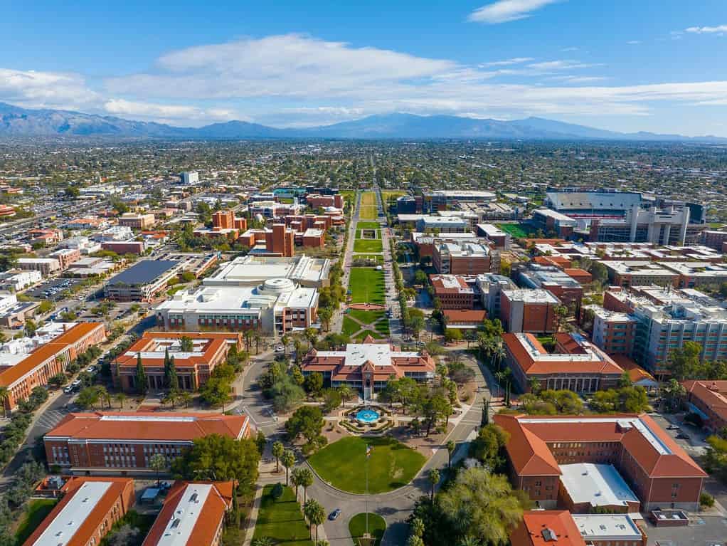 Vista aerea del campus principale dell'Università dell'Arizona, incluso il centro commerciale universitario e il vecchio edificio principale nella città di Tucson, Arizona, Stati Uniti.