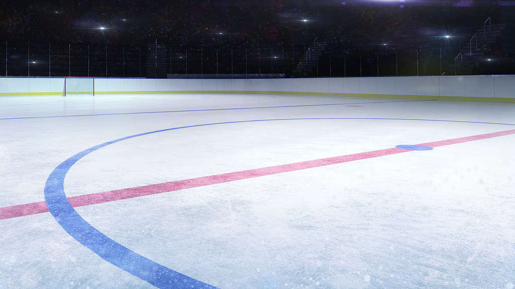 vista generale della pista centrale dello stadio di hockey su ghiaccio e flash della fotocamera dietro