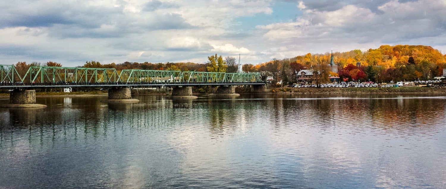 Panorama di un ponte sul fiume Delaware da New Hope, PA a Lambertville, NJ in autunno sotto un cielo nuvoloso