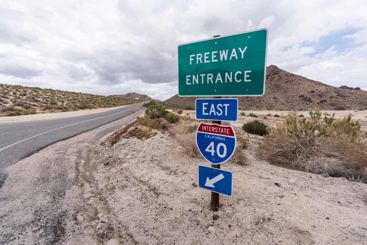 Interstate 40 autostrada est sul cartello della rampa vicino alla Mojave National Preserve nella California meridionale.