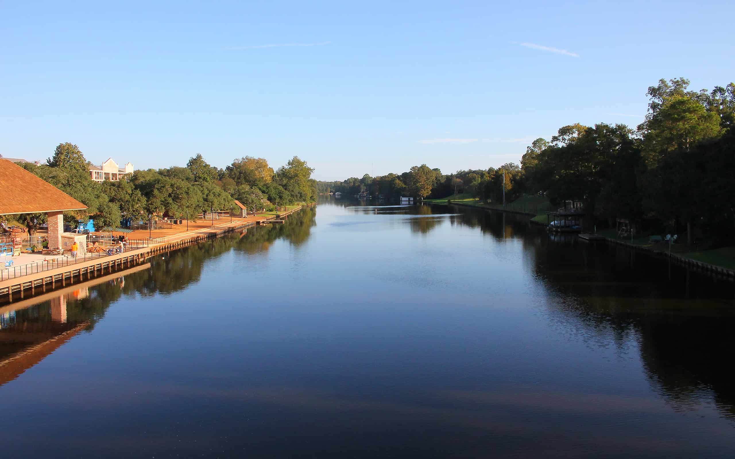 Acque calme sul lago Cane River nel quartiere storico di Natchitoches, Louisiana, dal ponte di Church Street