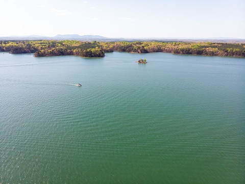Veduta aerea del lago Belews, Carolina del Nord, in una bella giornata primaverile