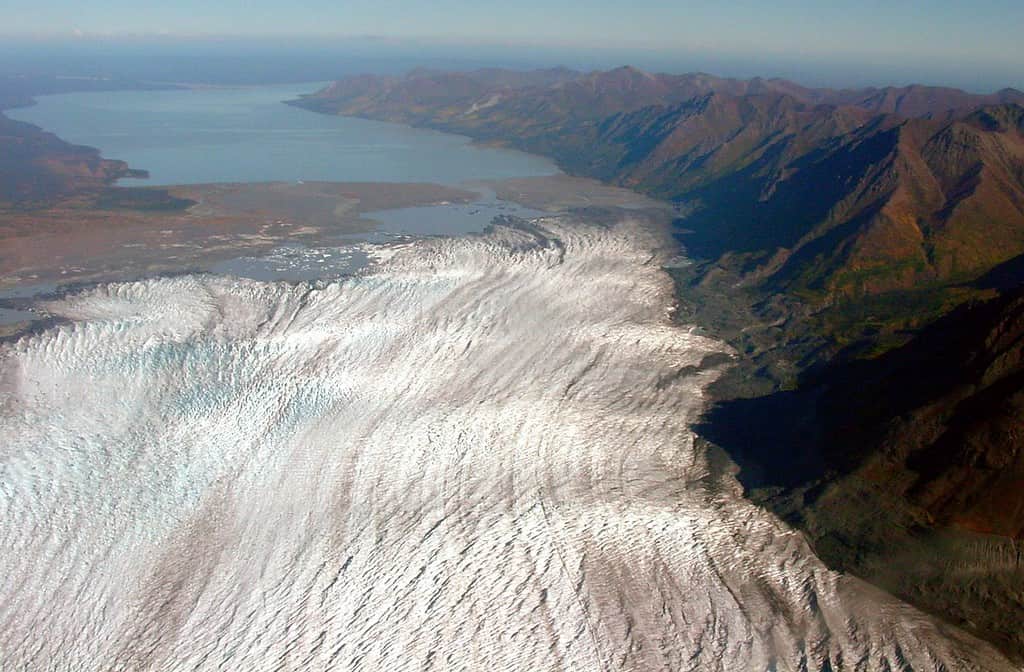 Un terremoto glaciale si verifica quando un ghiacciaio o un pezzo di ghiacciaio si muove. 