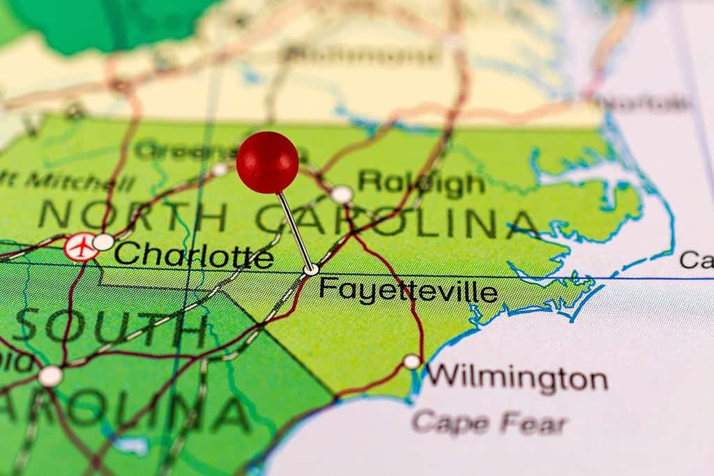Mappa dei punti di Fayetteville.  Primo piano della mappa di Fayetteville con perno rosso.  Mappa con punto rosso di Fayetteville negli Stati Uniti, Carolina del Nord.