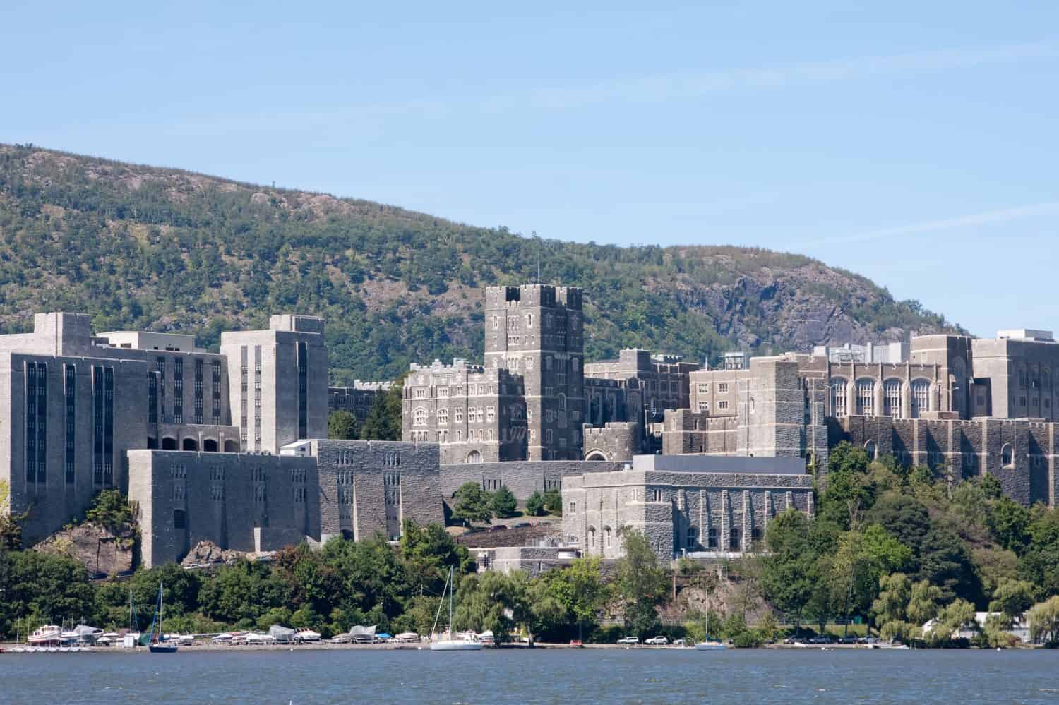 West Point ripreso dall'altra parte del fiume Hudson.