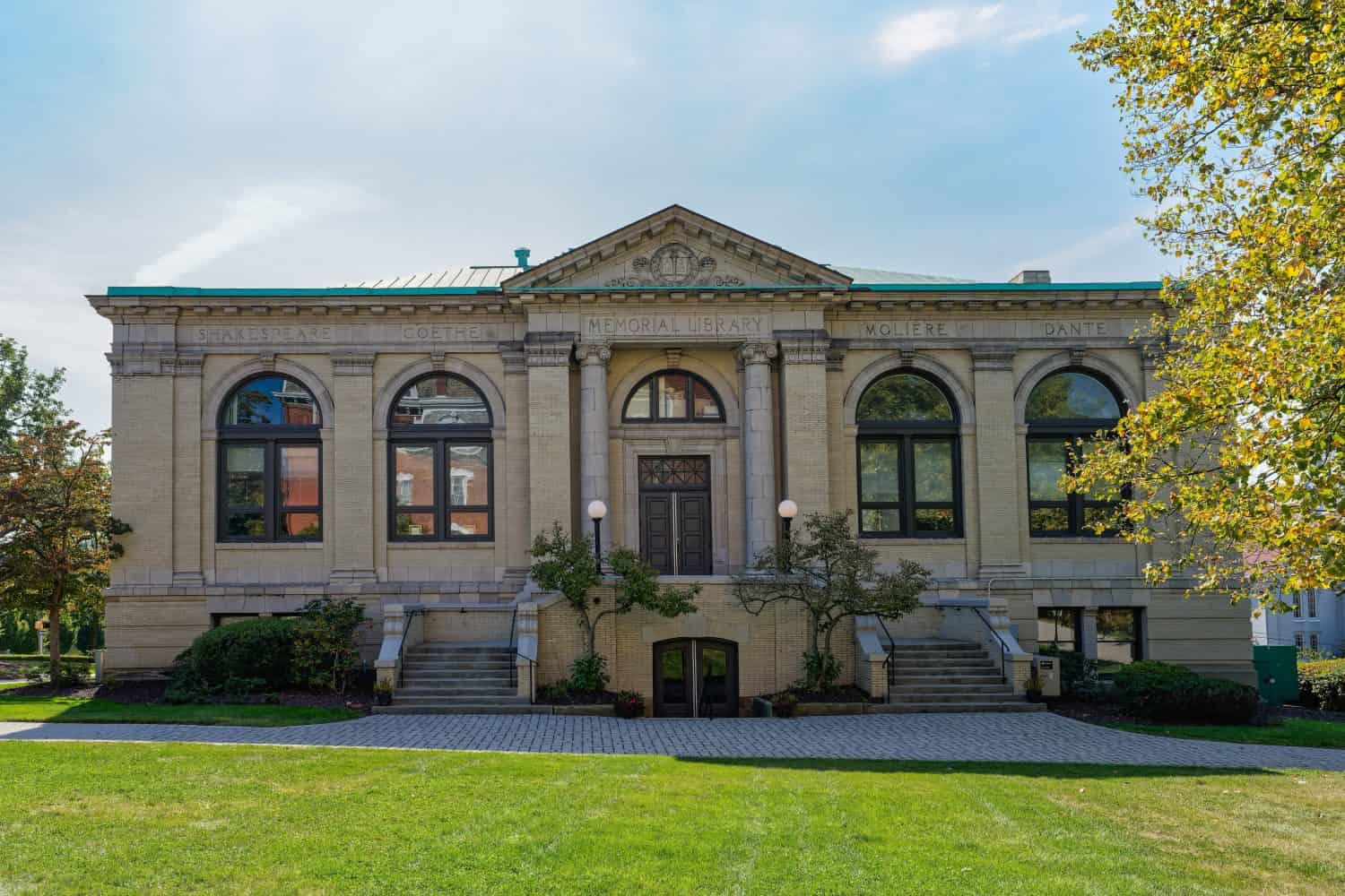La Thompson Hall nel campus del Washington and Jefferson College fu costruita nel 1905 come biblioteca e oggi ospita gli uffici amministrativi.