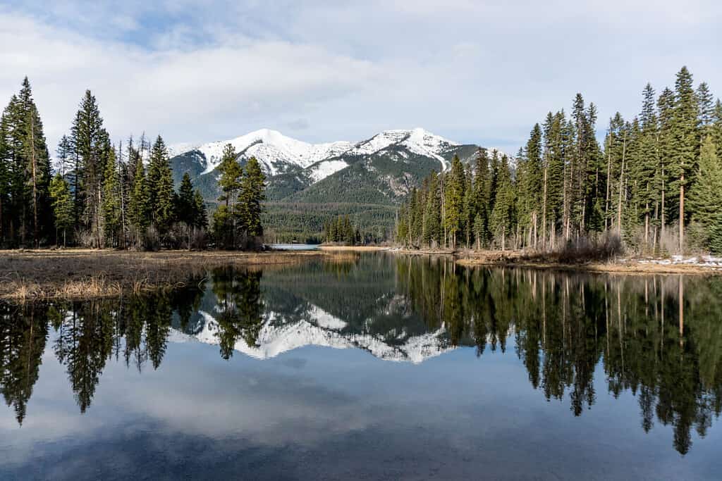 Lago Holland nel Montana.  Bellissimo paesaggio e riflesso.