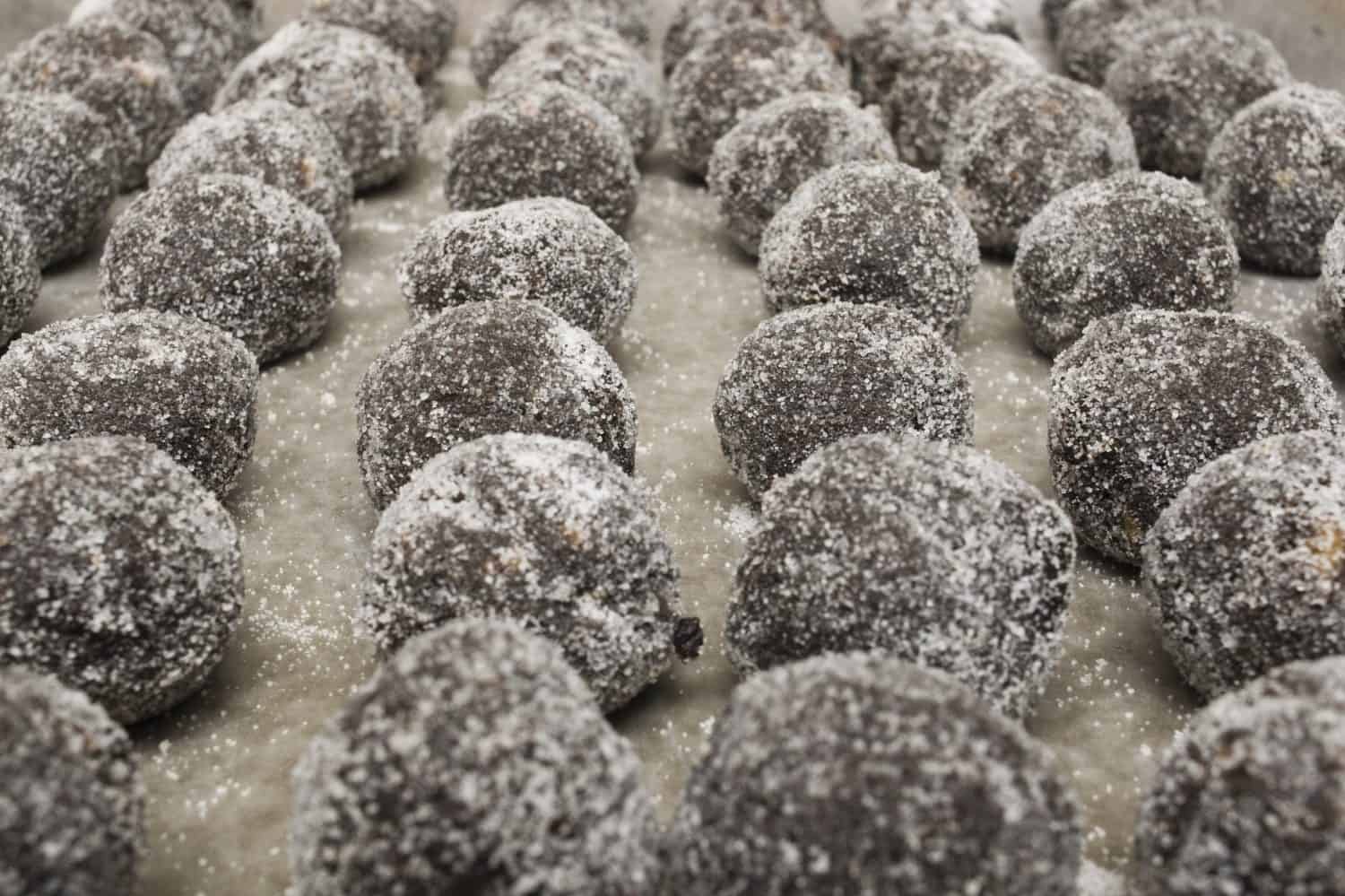 Palline di cioccolato al bourbon allineate su una teglia