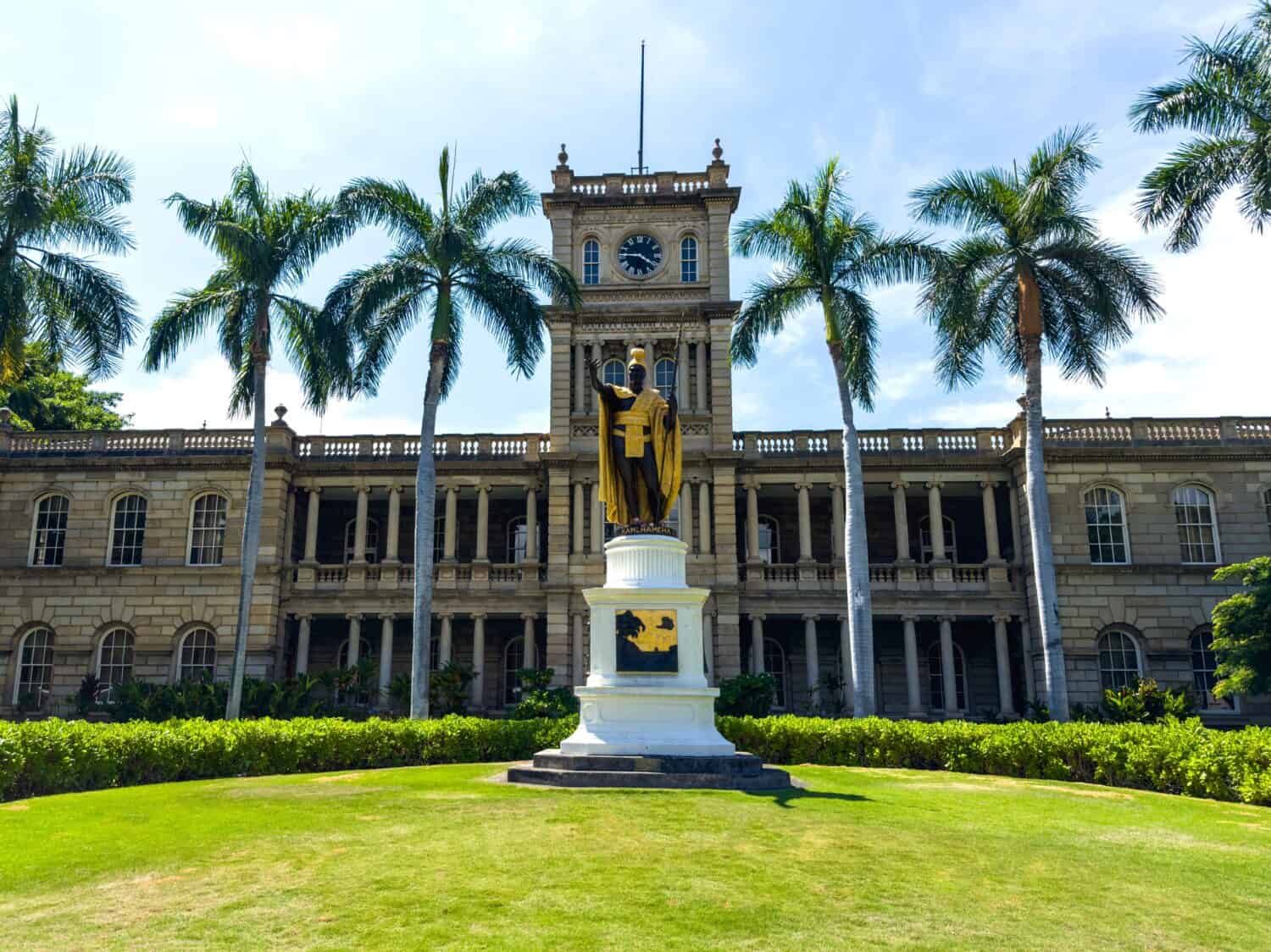 Statua del re Kamehameha nel centro di Honolulu e Oahu, Hawaii.