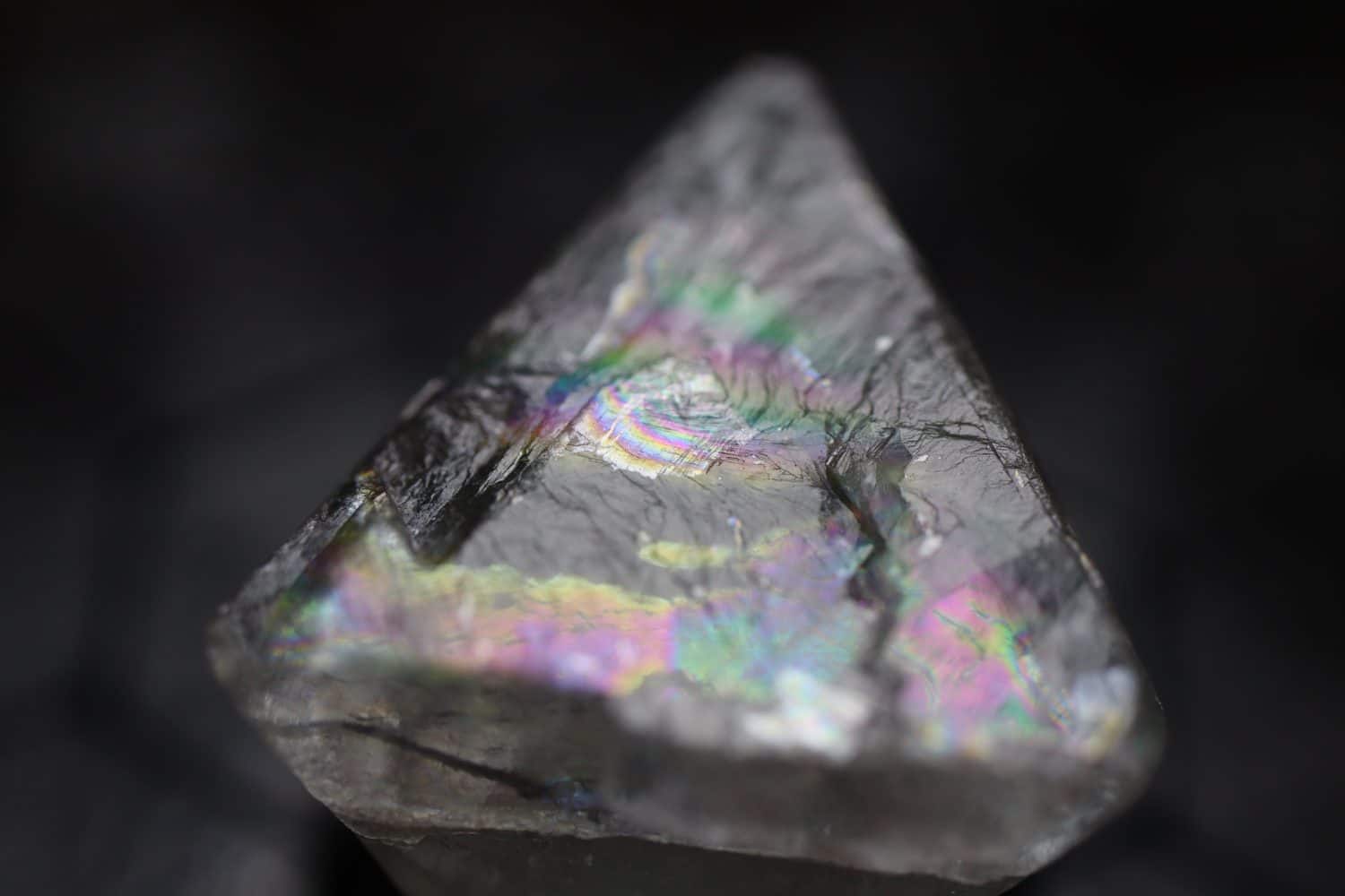Un primo piano di un pezzo di minerale fluorite naturale colorato.