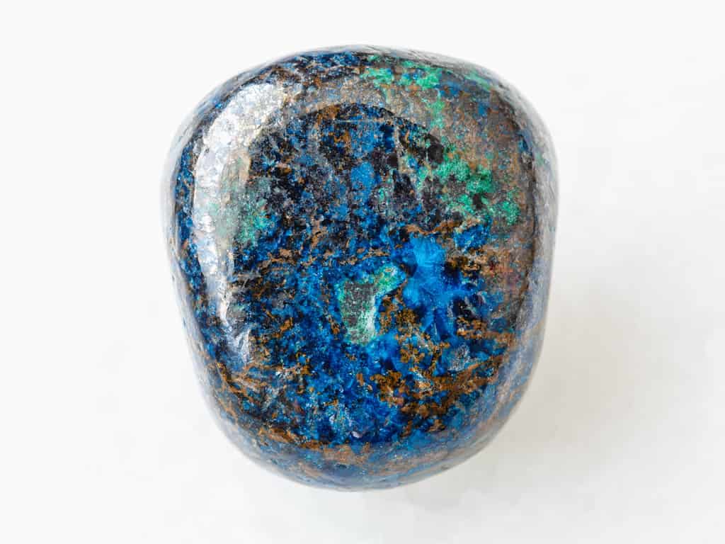 riprese macro di esemplari di roccia minerale naturale - gemma di azzurrite lucida su sfondo di marmo bianco