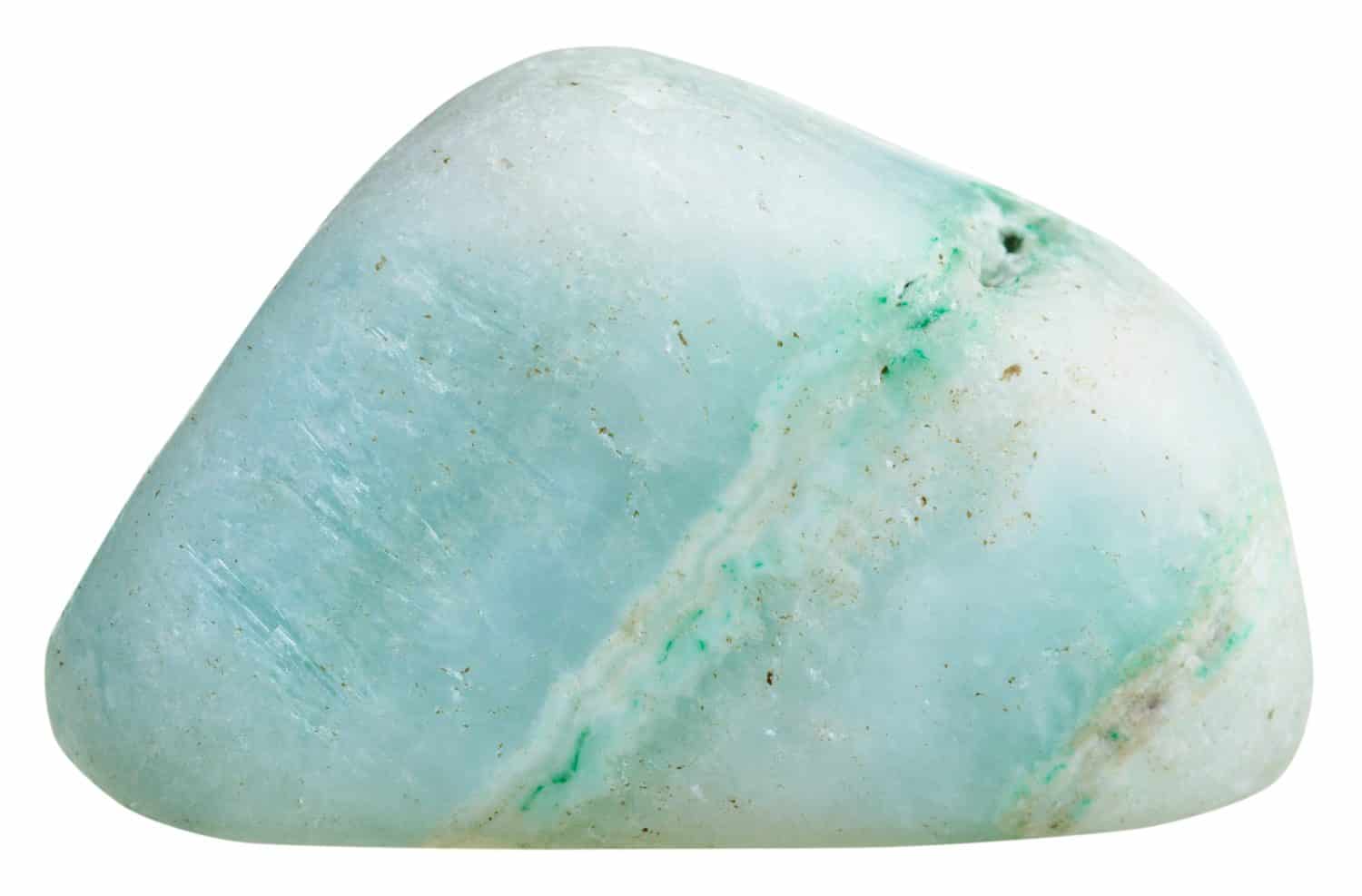 riprese in modalità macro di pietre preziose naturali - pietra minerale aragonite verde lucida isolata su sfondo bianco