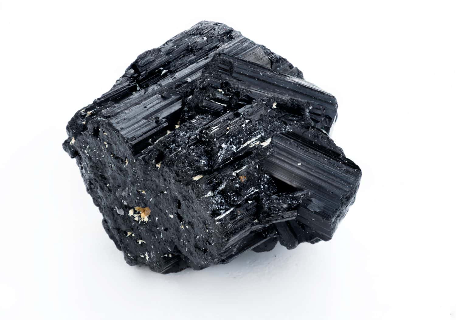 estremo primo piano di minerale tormalina nera isolato su sfondo bianco