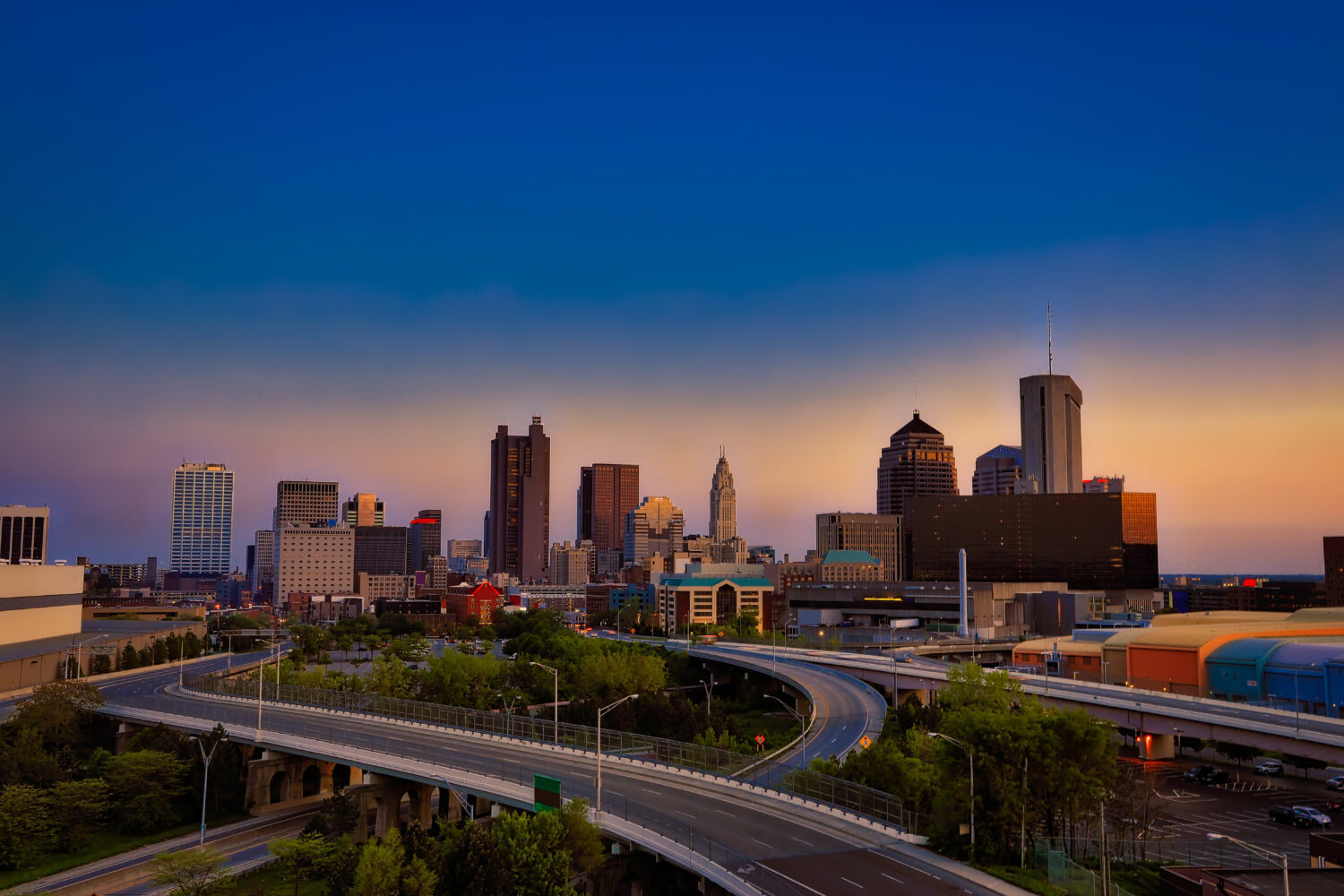 Guardando a sud lo skyline della città di Columbus Ohio al tramonto.