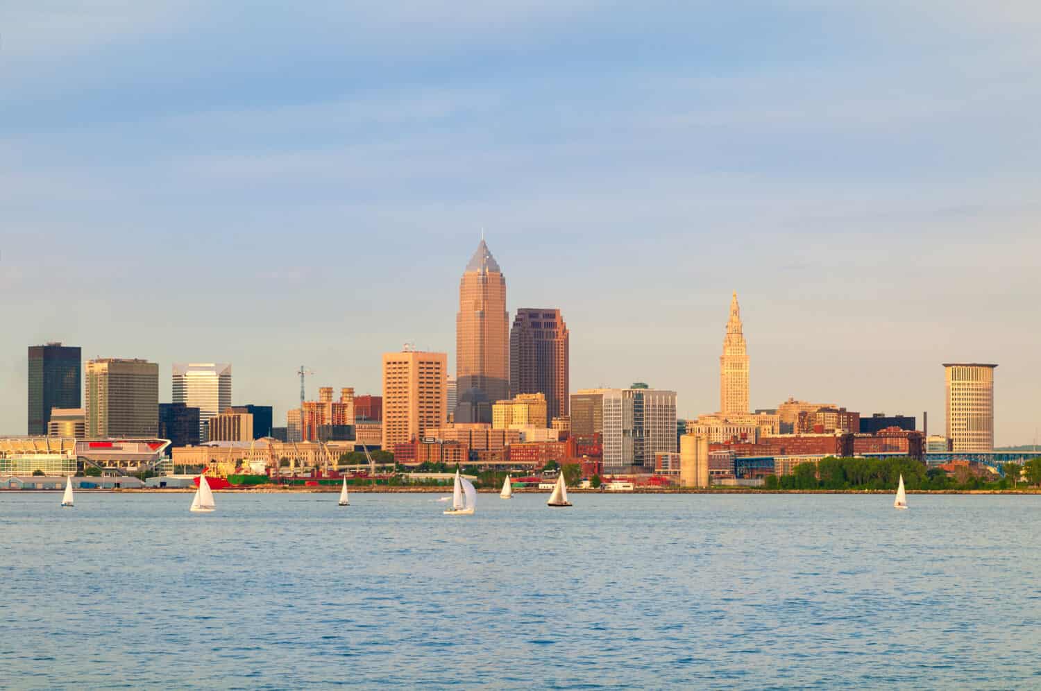 Cleveland, Ohio, vicino al tramonto, visto dal lago Erie