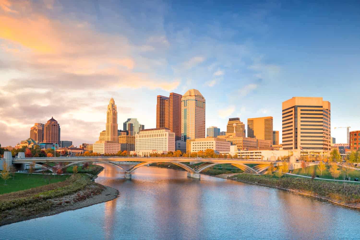 Vista dell'orizzonte del centro di Columbus Ohio al tramonto