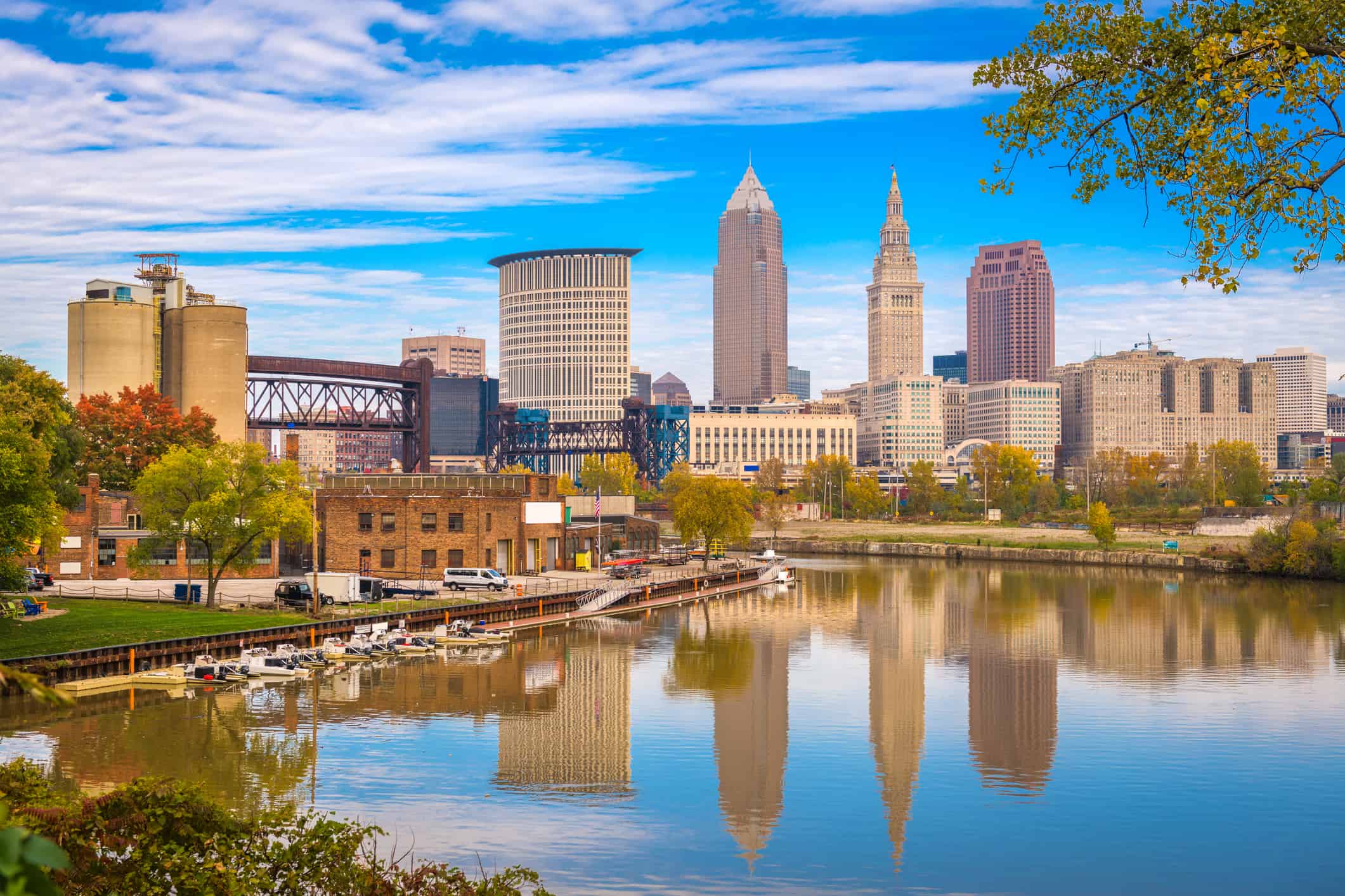 Orizzonte di Cleveland, Ohio, USA sul fiume Cuyahoga.