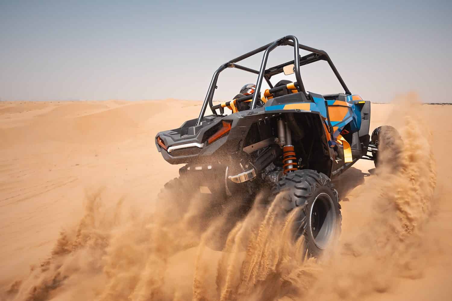 colpire le dune di sabbia fuoristrada.  Buggy da rally UTV