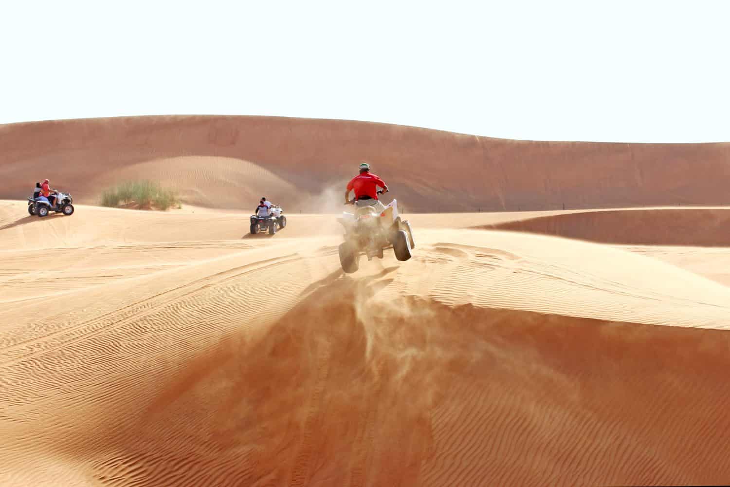 L'ATV salta su una duna di sabbia