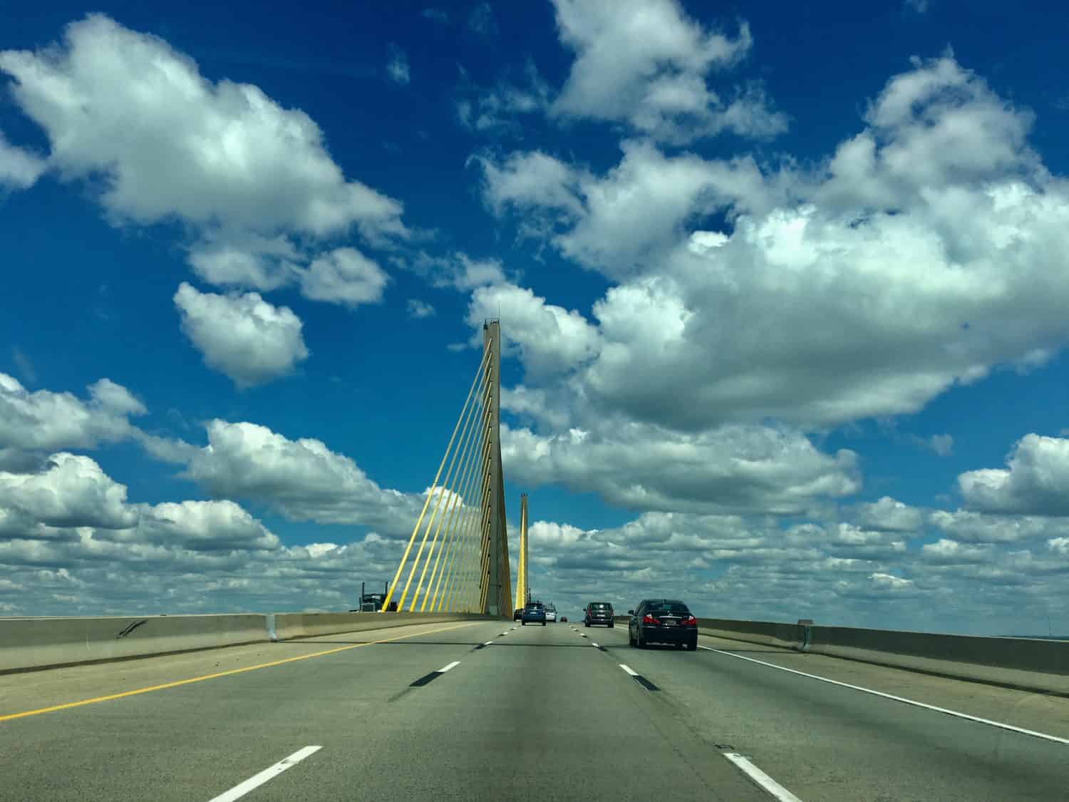 Passando attraverso il Senator William V. Roth Jr. Bridge, un ponte strallato in cemento e acciaio a Middletown, Delaware