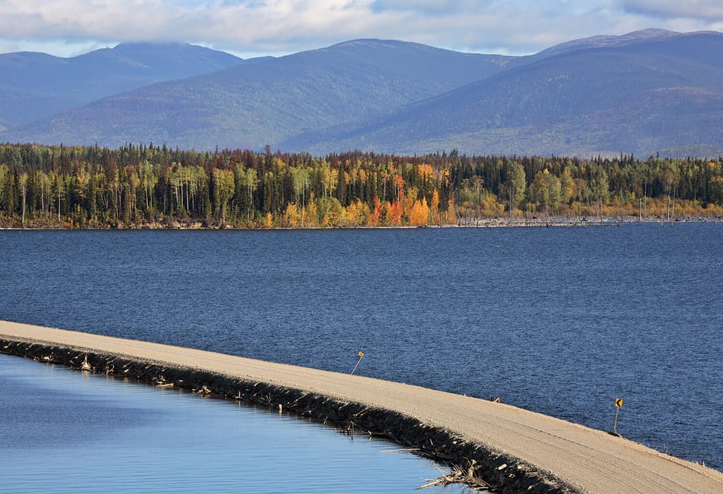 Strada rialzata sul lago Williston nella bellissima Columbia Britannica