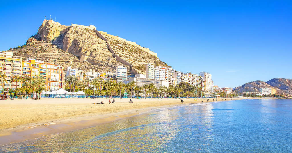 Spiaggia e costa di Postiguet ad Alicante, Spagna