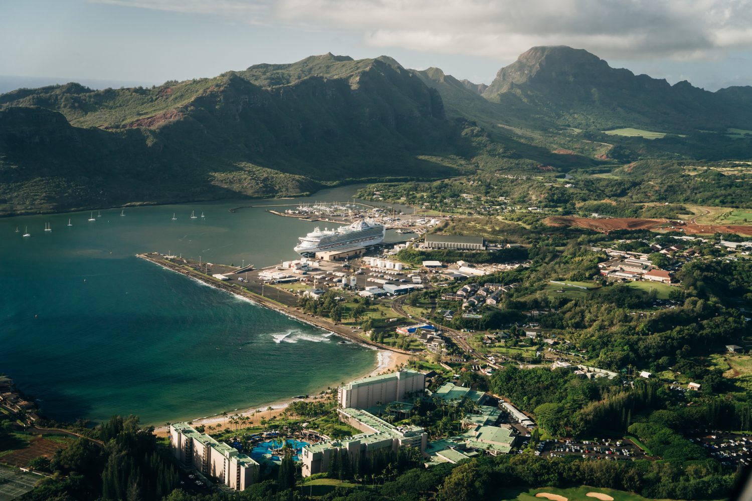 Lihue, Kauai Hawaii, Stati Uniti - settembre 2022 Veduta aerea della baia di Nawiliwili e della spiaggia di Kalpaki.  Foto di alta qualità