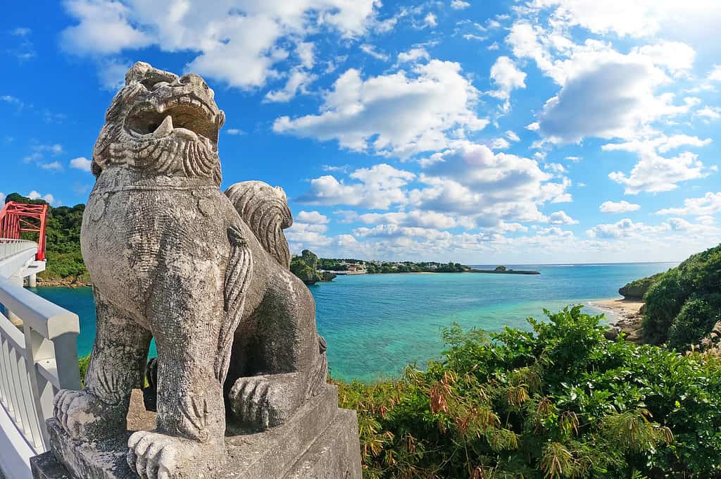 Mare di Okinawa e cielo blu di Shisa Ponte Ikei