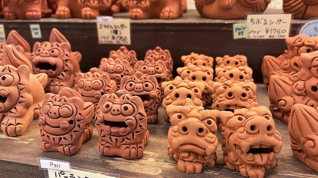 Negozio di souvenir figurine Shisa Prefettura di Okinawa