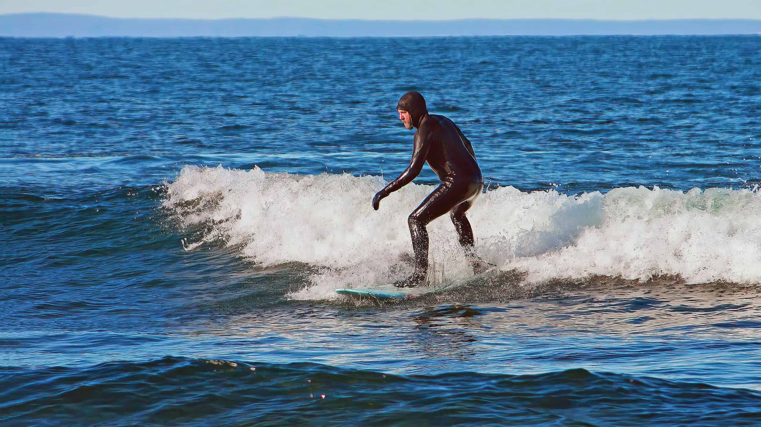 Duluth, Minnesota USA 2 marzo 2013 Surfista sul Lago Superiore vicino a Duluth, Minnesota in inverno nel mese di marzo.