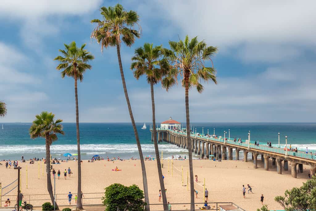 Manhattan Beach e Pier durante il giorno nel sud della California a Los Angeles.