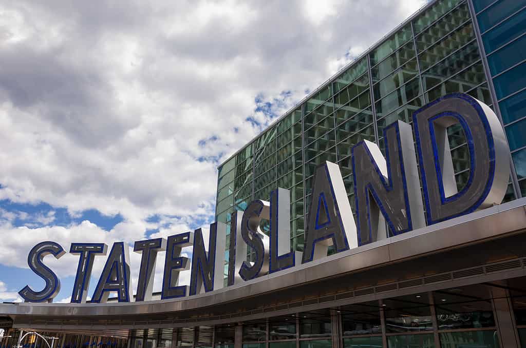 Dettaglio del terminal dei traghetti di Staten Island a New York City