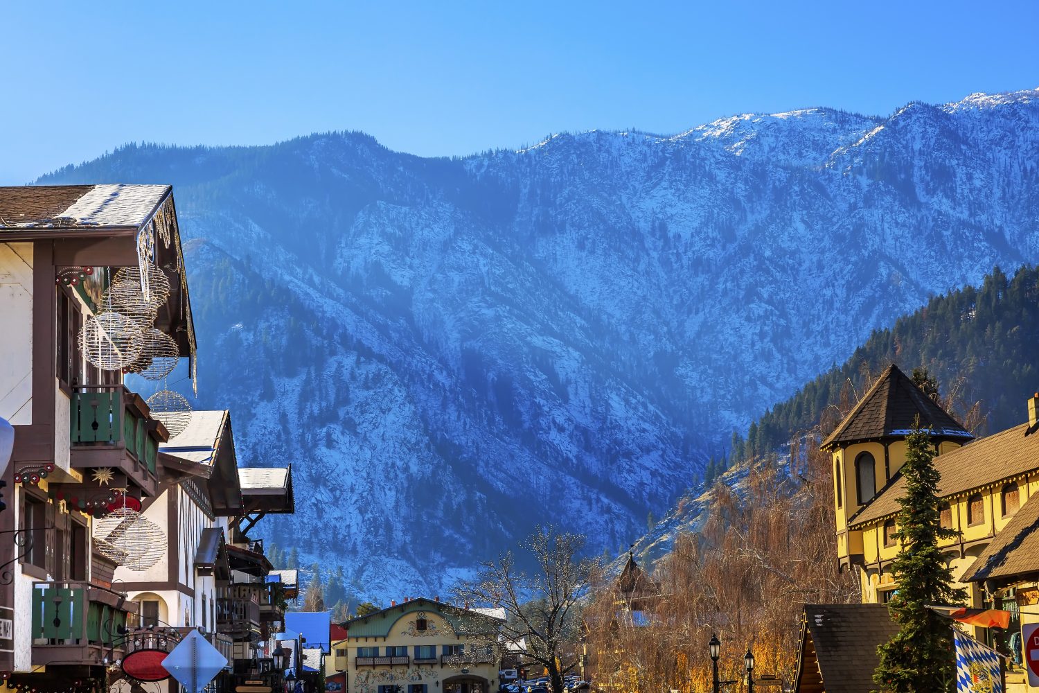 Montagne invernali Neve Edifici tedeschi Foglie d'acero arancio Leavenworth Washington