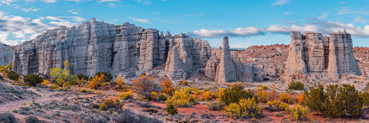 Panorama autunnale dell'ora d'oro di Plaza Blanca - contea di Abiquiu Rio Arriba nel Nuovo Messico