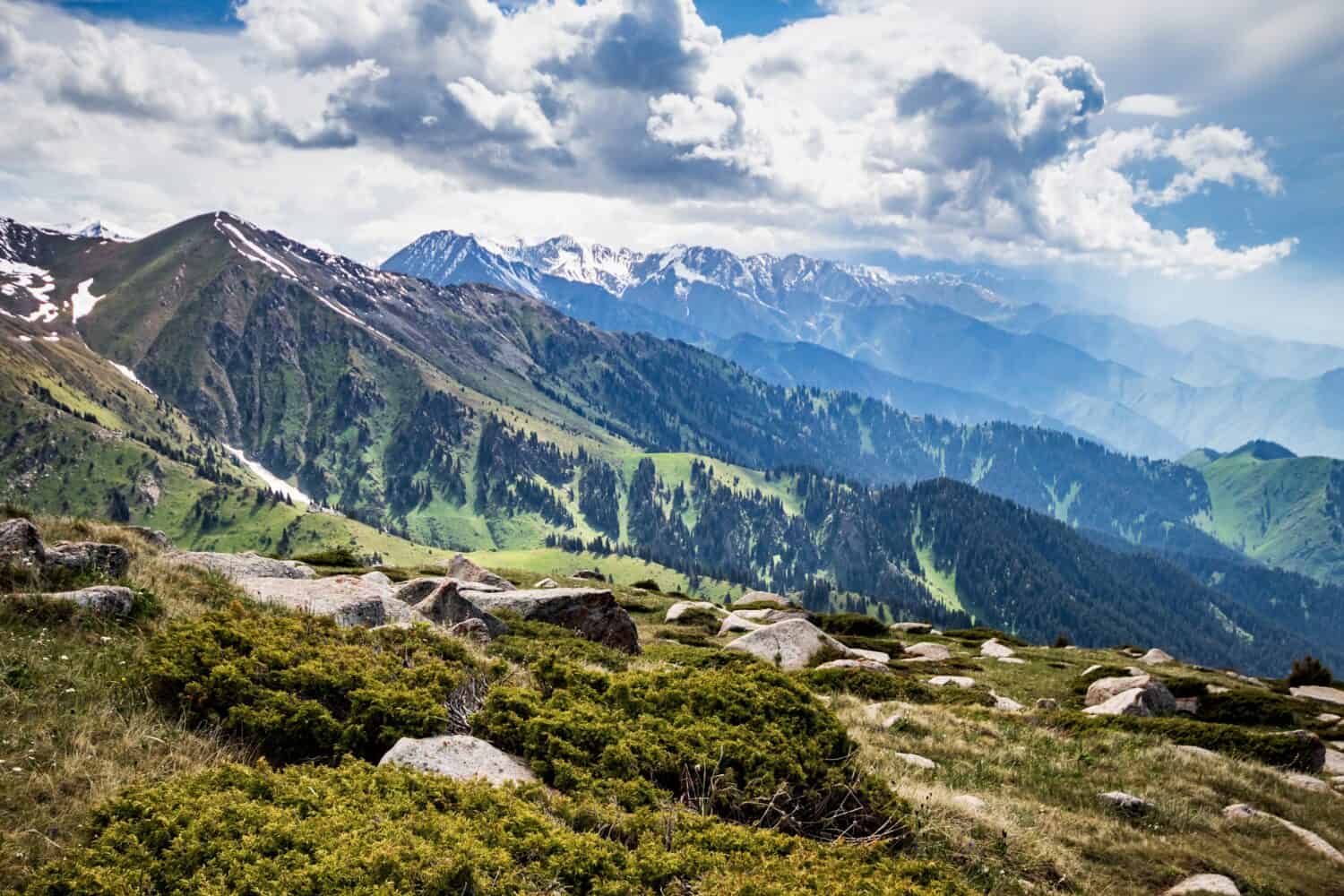 Natura alpina dell'Asia centrale.  Catena montuosa del Tien Shan dal Kazakistan.