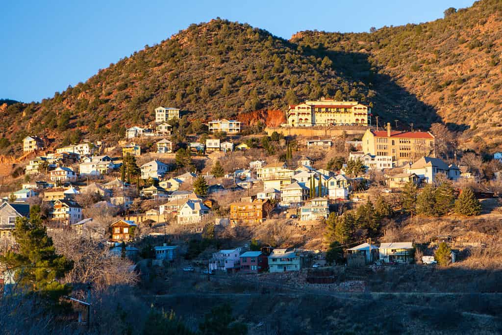 Jerome Town, situata su una collina sotto il sole mattutino invernale in Arizona, Stati Uniti