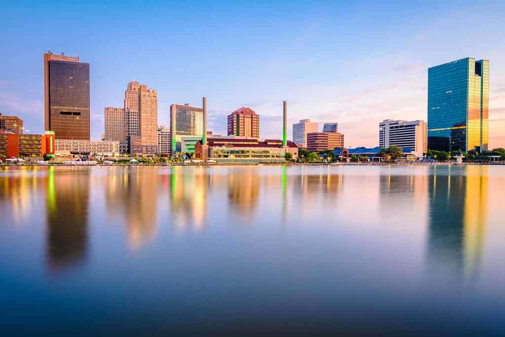 Toledo, Ohio, Stati Uniti d'America skyline del centro sul fiume Maumee al crepuscolo.