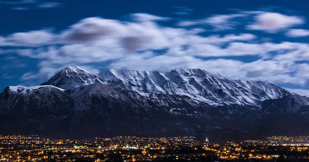 Montagne invernali dello Utah al chiaro di luna sulla città