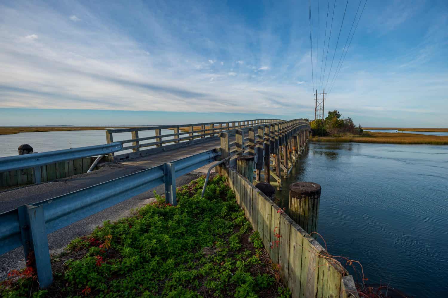 Ponte di legno sul Great Bay Boulevard, Little Egg Harbor, NJ USA, ottobre 2022