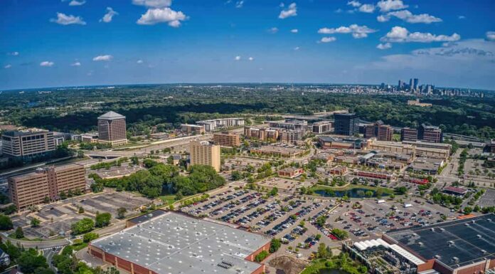 Veduta aerea del quartiere degli affari di St. Louis Park nelle Twin Cities, Minnesota Metro