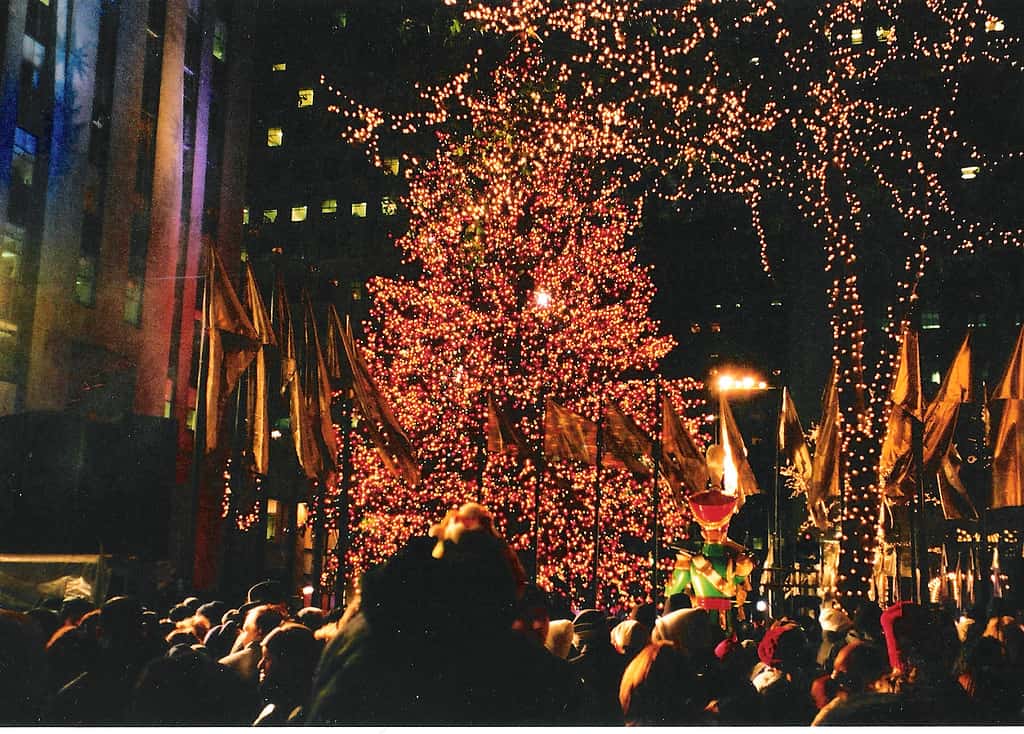 Persone che si godono i festeggiamenti intorno all'inaugurazione dell'albero di Natale al Rockefeller Center, subito dopo il Ringraziamento.