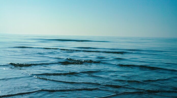 Piccole onde che si incrociano nell'oceano e creano il mare incrociato