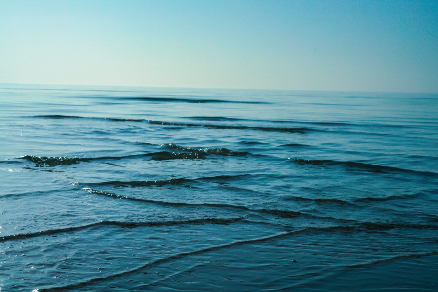 Piccole onde che si incrociano nell'oceano e creano il mare incrociato