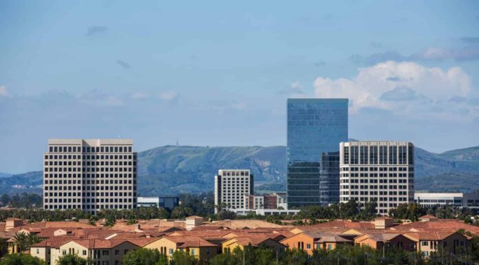 Vista primaverile dello skyline di Irvine, California.